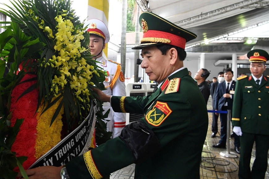 Đại tướng Phan Văn Giang, Ủy viên Bộ Chính trị, Phó bí thư Quân ủy Trung ương, Bộ trưởng Bộ Quốc phòng làm Trưởng đoàn vào viếng nguyên Chủ tịch nước Trần Đức Lương và chia buồn cùng gia quyến. Ảnh: Phú Sơn 