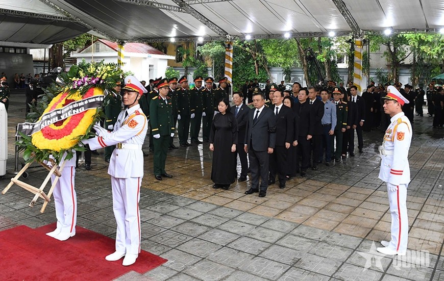 Đoàn Thành ủy, Hội đồng nhân dân, Ủy ban nhân dân, Ủy ban Mặt trận Tổ quốc TP Hà Nội do đồng chí Bùi Thị Minh Hoài, Ủy viên Bộ Chính trị, Bí thư Thành ủy Hà Nội làm Trưởng đoàn vào viếng nguyên Chủ tịch nước Trần Đức Lương. Ảnh: Phú Sơn. 