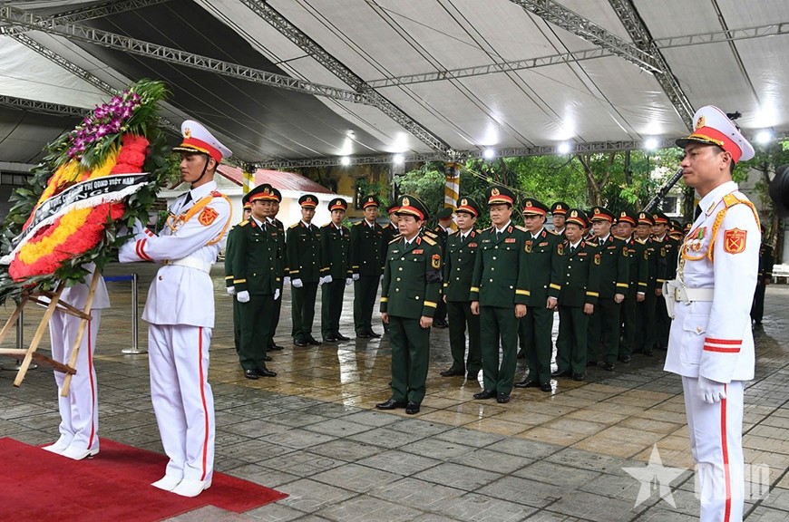 Đoàn Tổng cục Chính trị Quân đội nhân dân Việt Nam do Thượng tướng Trịnh Văn Quyết, Bí thư Trung ương Đảng, Ủy viên Thường vụ Quân ủy Trung ương, Chủ nhiệm Tổng cục Chính trị Quân đội nhân dân Việt Nam làm Trưởng đoàn vào viếng nguyên Chủ tịch nước Trần Đức Lương. Ảnh: Phú Sơn 