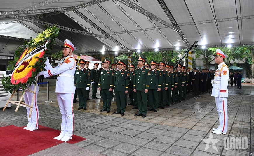 Đoàn Bộ Tổng Tham mưu Quân đội nhân dân Việt Nam do Đại tướng Nguyễn Tân Cương, Ủy viên Trung ương Đảng, Ủy viên Thường vụ Quân ủy Trung ương, Tổng Tham mưu trưởng Quân đội nhân dân Việt Nam, Thứ trưởng Bộ Quốc phòng làm Trưởng đoàn vào viếng nguyên Chủ tịch nước Trần Đức Lương. Ảnh: Phú Sơn