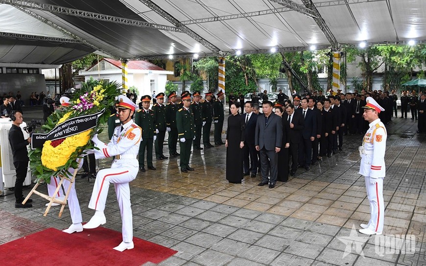 Đoàn tỉnh Quảng Ngãi vào viếng nguyên Chủ tịch nước Trần Đức Lương. Ảnh: Phú Sơn