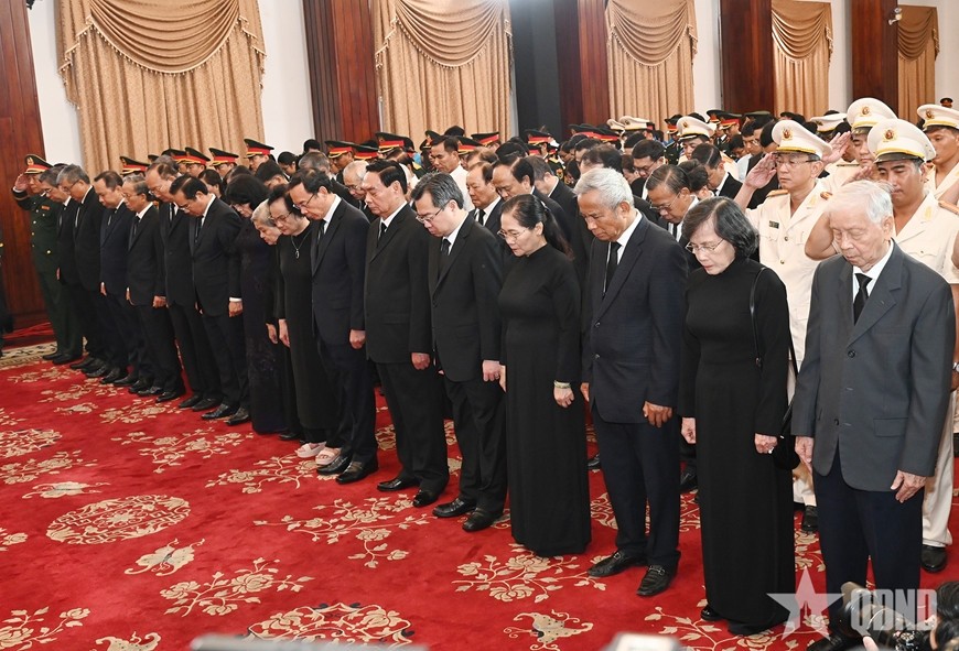  Các đại biểu dành phút mặc niệm tưởng nhớ nguyên Chủ tịch nước Trần Đức Lương.