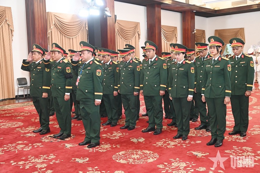 Đoàn đại biểu Đảng ủy, Bộ tư lệnh TP Hồ Chí Minh kính viếng nguyên Chủ tịch nước Trần Đức Lương.  