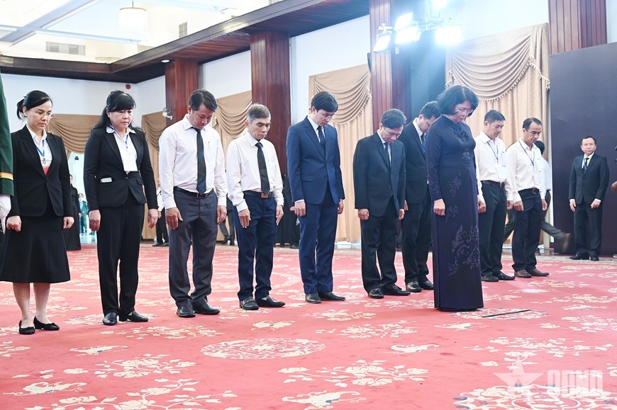  Đồng chí Đặng Thị Ngọc Thịnh, nguyên Ủy viên Trung ương Đảng, nguyên Phó chủ tịch nước và các đại biểu kính viếng nguyên Chủ tịch nước Trần Đức Lương..