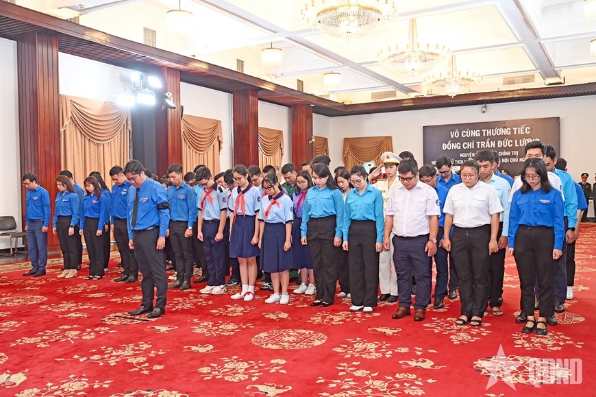 Đoàn đại biểu tuổi trẻ TP Hồ Chí Minh kính viếng nguyên Chủ tịch nước Trần Đức Lương.
