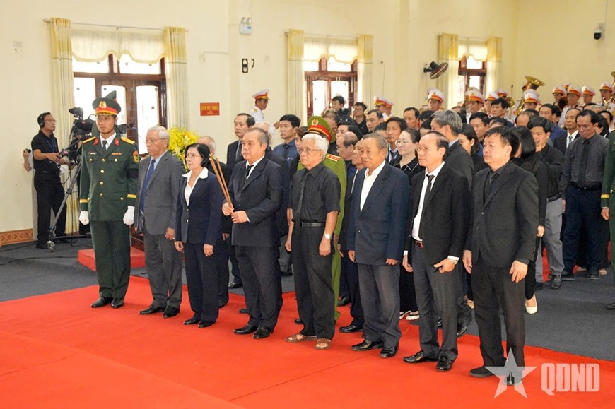 Đoàn Tỉnh ủy, HĐND, UBND, Ủy ban MTTQ Việt Nam tỉnh Quảng Ngãi do đồng chí Trần Hoàng Tuấn, Ủy viên Ban Thường vụ Tỉnh ủy, Phó chủ tịch UBND tỉnh làm Trưởng đoàn viếng nguyên Chủ tịch nước Trần Đức Lương. 