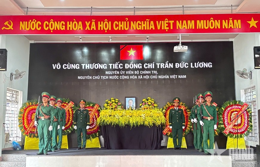 Lễ viếng nguyên Chủ tịch nước Trần Đức Lương tại Hội trường UBND xã Phổ Khánh, thị xã Đức Phổ, tỉnh Quảng Ngãi. 