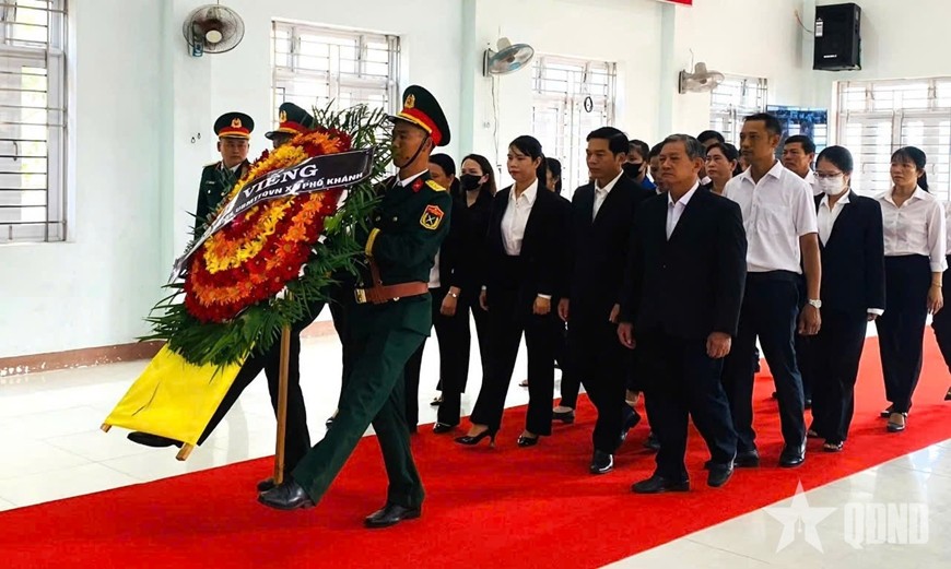 Đoàn Đảng ủy, HĐND, UBND, Ủy ban MTTQ Việt Nam xã Phổ Khánh, thị xã Đức Phổ, tỉnh Quảng Ngãi vào viếng nguyên Chủ tịch nước Trần Đức Lương. 