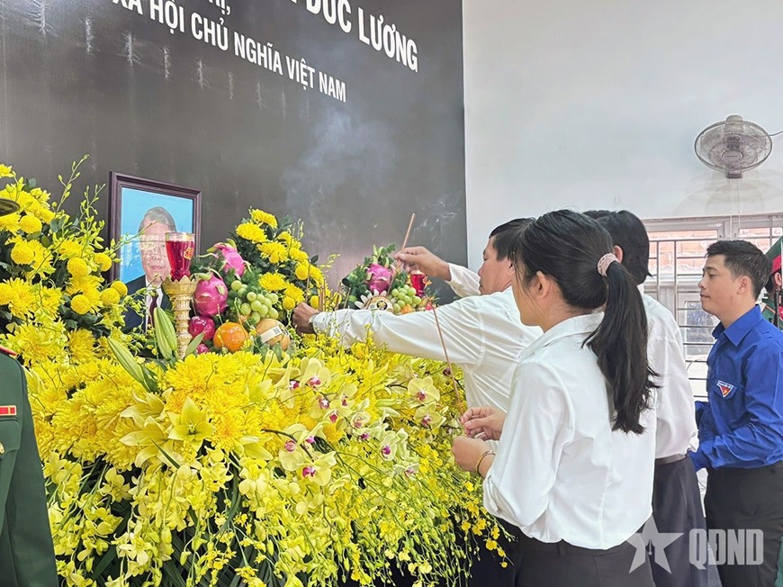 Các tổ chức Chính trị - Xã hội tại xã Phổ Khánh, thị xã Đức Phổ, tỉnh Quảng Ngãi viếng nguyên Chủ tịch nước Trần Đức Lương. 