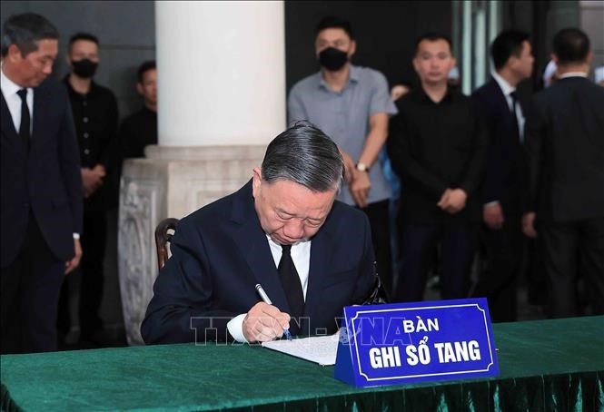 Tổng Bí thư Tô Lâm ghi sổ tang tại lễ viếng nguyên Chủ tịch nước Trần Đức Lương.