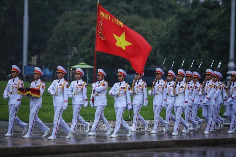 Bộ Tư lệnh Bảo vệ Lăng Chủ tịch Hồ Chí Minh thực hiện nghi lễ treo băng tang lên quốc kỳ và thượng cờ rủ tại Quảng trường Ba Đình sáng sớm ngày 24/5, bắt đầu Quốc tang nguyên Chủ tịch nước Trần Đức Lương - Ảnh: TTXVN