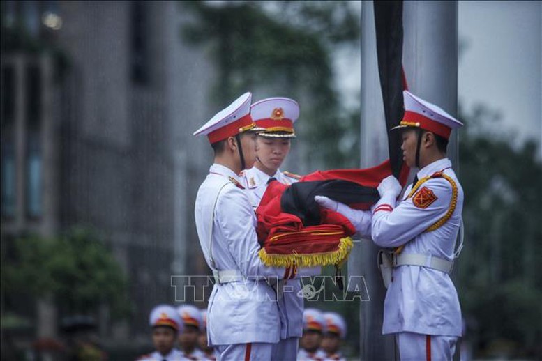 Đội tiêu binh thực hiện các nghi thức treo cờ rủ Lễ Quốc tang nguyên Chủ tịch nước Trần Đức Lương sáng 24/5 tại Quảng trường Ba Đình - Ảnh: TTXVN