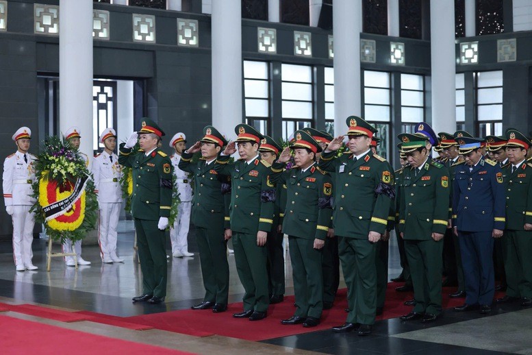 Đoàn Quân ủy Trung ương, Bộ Quốc phòng do Đại tướng Phan Văn Giang, Ủy viên Bộ Chính trị, Phó Bí thư Quân ủy Trung ương, Bộ trưởng Bộ Quốc phòng làm Trưởng đoàn vào viếng đồng chí Trần Đức Lương - Ảnh: VGP/Nhật Bắc