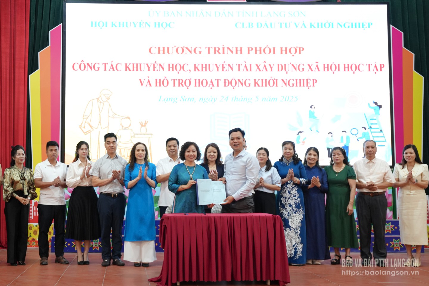 Đại diện Hội Khuyến học tỉnh và CLB Đầu tư và Khởi nghiệp tỉnh Lạng Sơn ký kết phối hợp