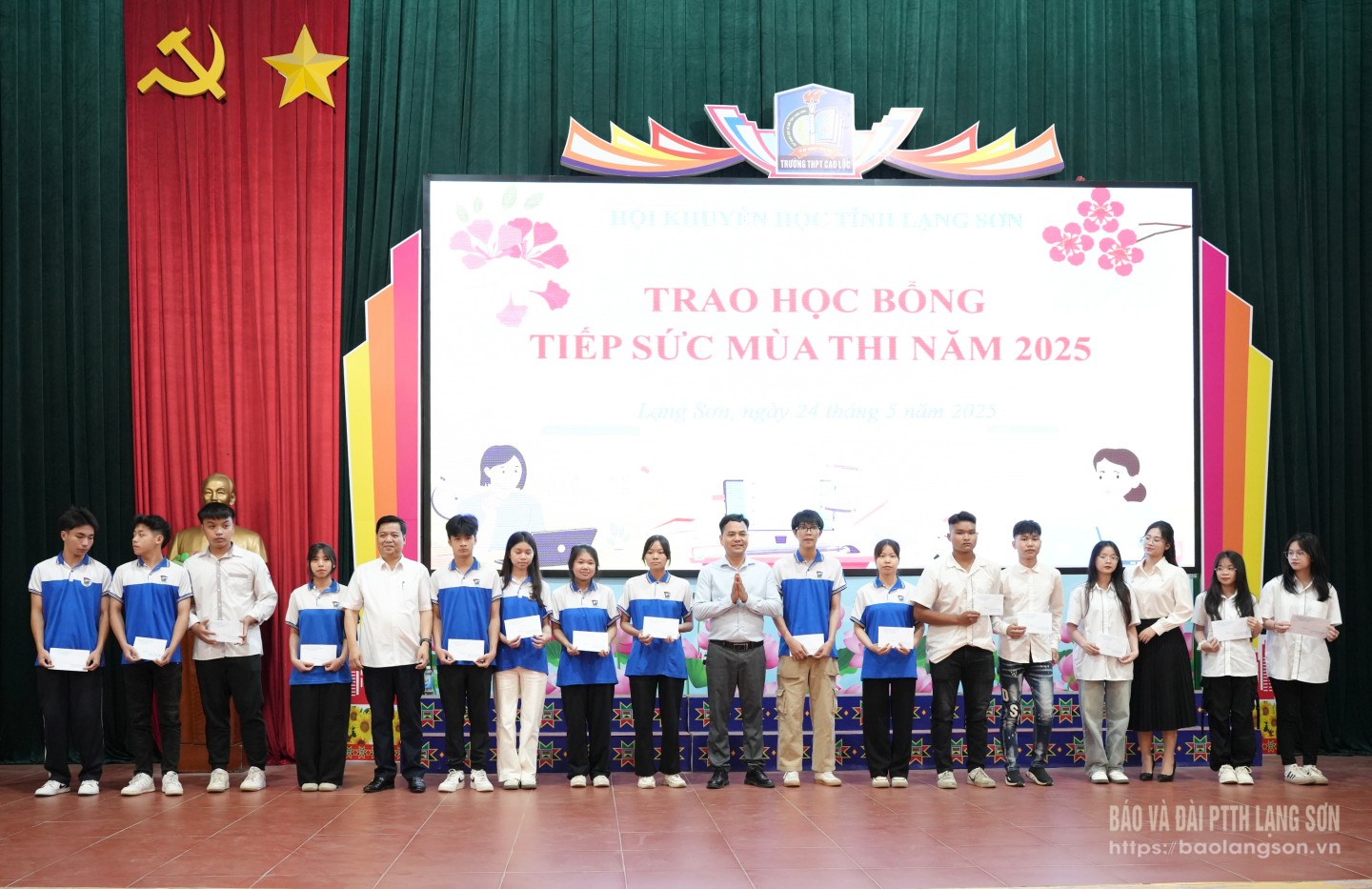 Lãnh đạo Sở Giáo dục và Đào tạo cùng đại diện CLB Đầu tư và Khởi nghiệp tỉnh Lạng Sơn trao học bổng cho các em học sinh