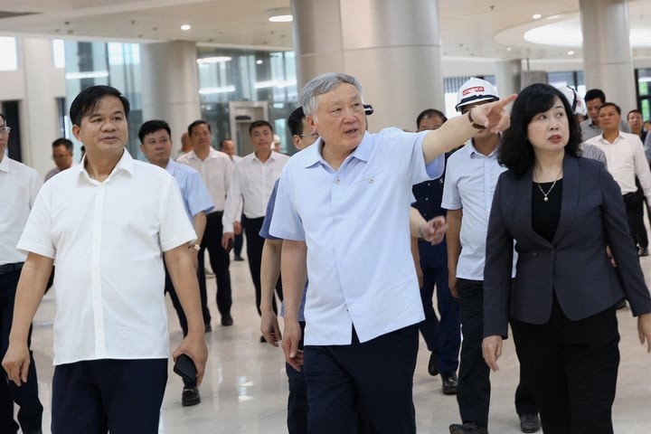 Phó Thủ tướng Thường trực Nguyễn Hòa Bình thị sát, kiểm tra Dự án đầu tư xây dựng cơ sở 2 Bệnh viện Bạch Mai. (Ảnh: VGP)
