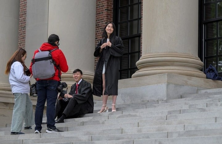 Sinh viên tốt nghiệp Đại học Harvard tập trung chụp ảnh tại khuôn viên trường. (Ảnh: Reuters)