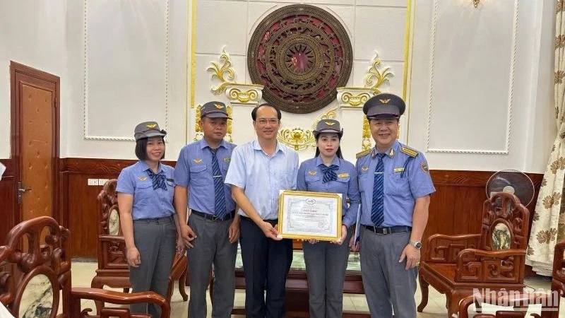 Ông Trần Anh Tuấn, Phó Tổng Giám đốc Tổng công ty Đường sắt Việt Nam trao thưởng “nóng” tập thể tổ tàu SE4.