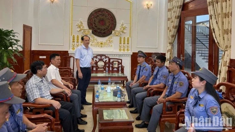 Ông Trần Anh Tuấn, Phó Tổng Giám đốc Tổng Công ty Đường sắt Việt Nam (đứng) phát biểu tại buổi gặp mặt trao thưởng.