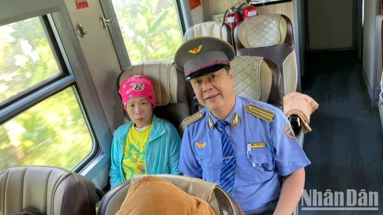 Trưởng tàu Trần Văn Trí động viên chị Ng. trên tàu.