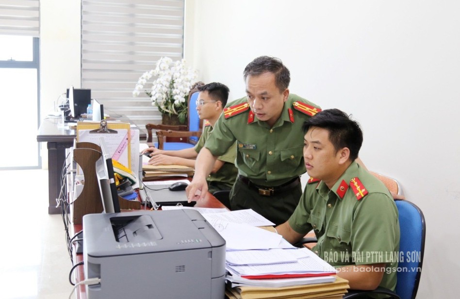 Lãnh đạo, cán bộ Phòng An ninh mạng và Phòng, chống tội phạm sử dụng công nghệ cao (Công an tỉnh Lạng Sơn) trao đổi nghiệp vụ điều tra vụ án