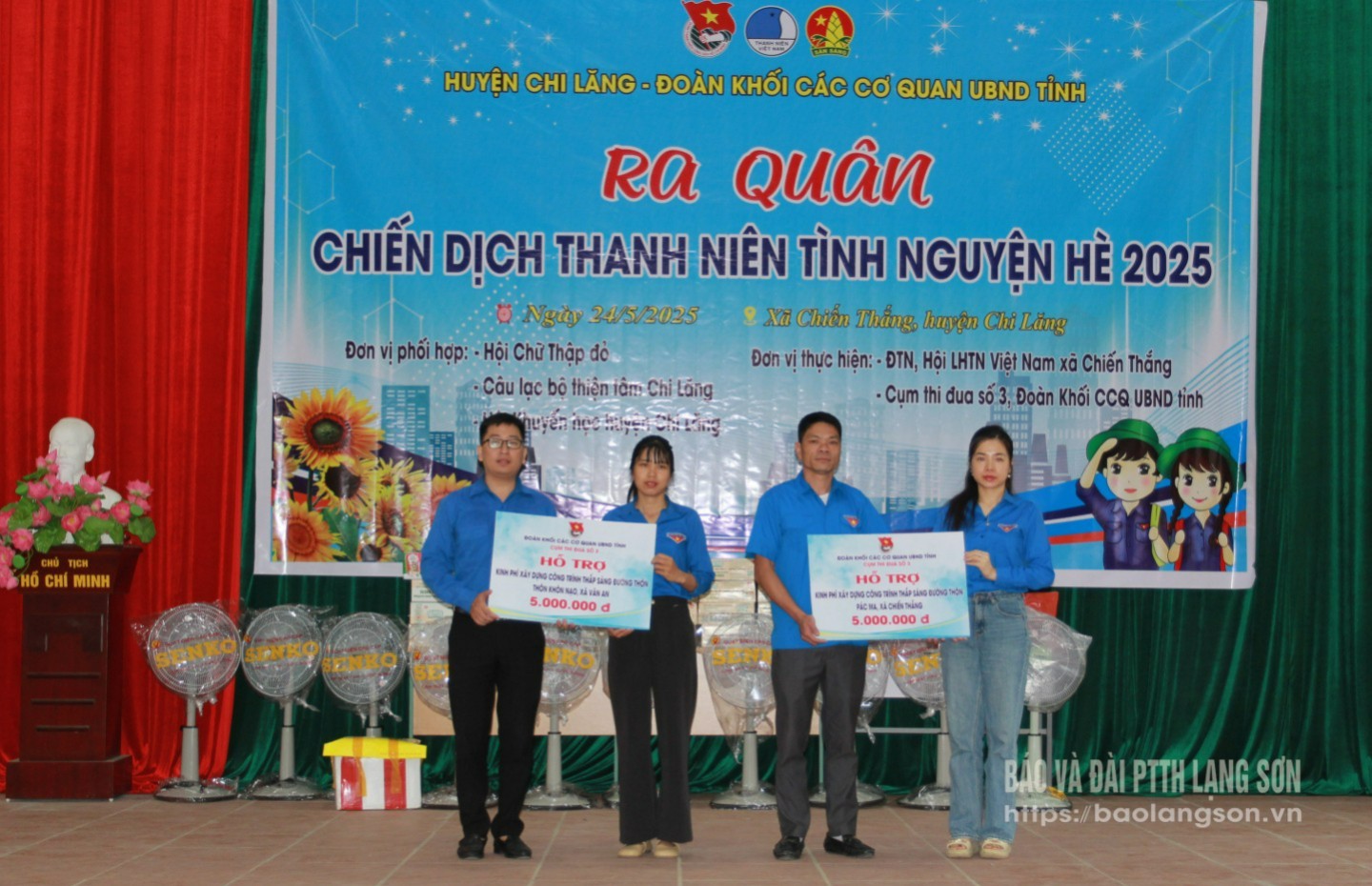 Đại diện Đoàn Khối các cơ quan UBND tỉnh trao biển hỗ trợ kinh phí xây dựng công trình thắp sáng đường thôn cho Đoàn xã Chiến Thắng, Vân An