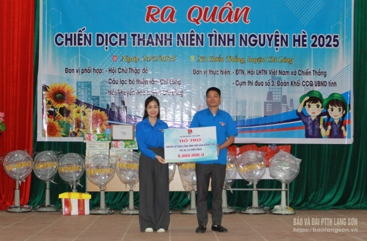 Đại diện Huyện đoàn Chi Lăng trao biển hỗ trợ kinh phí xây dựng công trình thắp sáng đường thôn cho Đoàn xã Chiến Thắng.