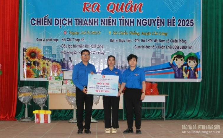 Đại diện Đoàn Khối các cơ quan Ủy ban nhân dân tỉnh tặng sữa cho Trường Mầm non xã Chiến Thắng