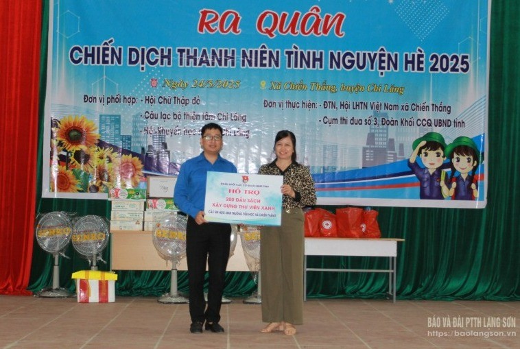 Đại diện Đoàn Khối các cơ quan Ủy ban nhân dân tỉnh tặng sách cho trường Tiểu học xã Chiến Thắng
