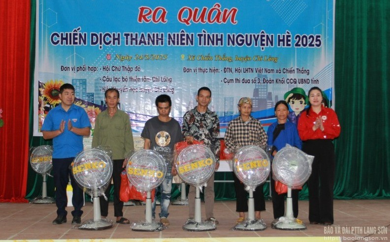 Ban tổ chức chương trình tặng quà cho gia đình có hoàn cảnh khó khăn