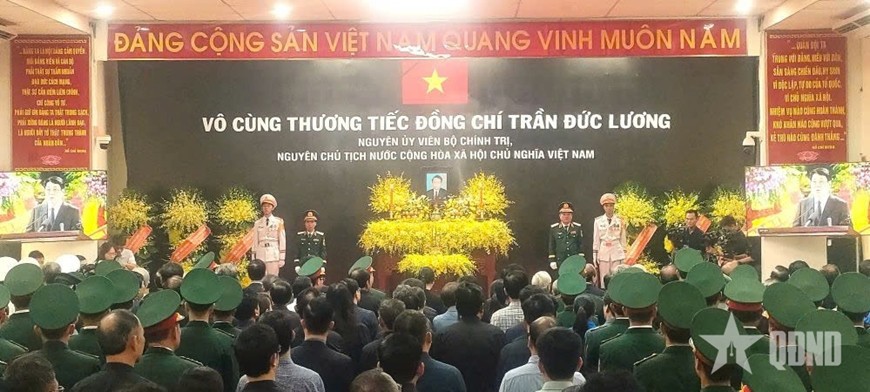 Quang cảnh Lễ truy điệu nguyên Chủ tịch nước Trần Đức Lương tại Hội trường Nhà khách T50 (Bộ CHQS tỉnh Quảng Ngãi).