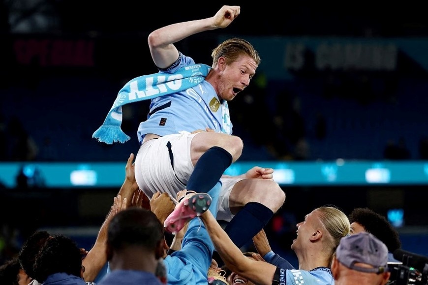 Tiền vệ Kevin De Bruyne được các đồng đội ở Man City tôn vinh. Ảnh: Reuters