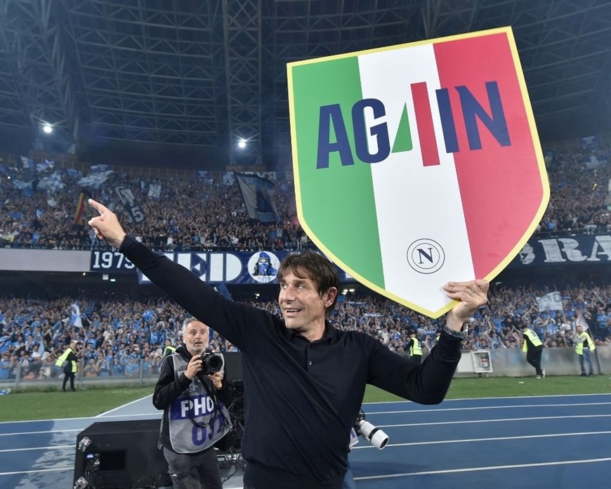HLV Antonio Conte trở thành chiến lược gia đầu tiên trong lịch sử giành chức vô địch Serie A với 3 câu lạc bộ khác nhau. Ảnh: theguardian.com