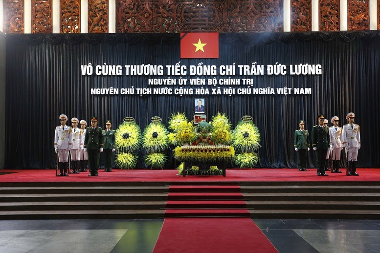 Linh cữu nguyên Chủ tịch nước Trần Đức Lương quàn tại Nhà tang lễ Quốc gia số 5 Trần Thánh Tông, Hà Nội.