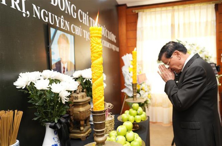 Tổng Bí thư, Chủ tịch nước Lào Thongloun Sisoulith viếng nguyên Chủ tịch nước Trần Đức Lương tại Đại sứ quán Việt Nam Lào ở thủ đô Vientiane - Ảnh: TTXVN