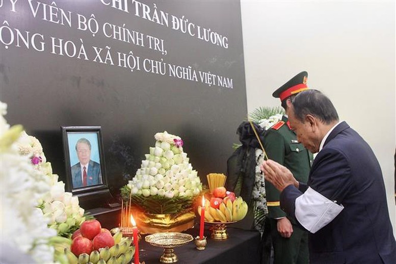 Đoàn đại biểu Đảng Nhân dân Campuchia (CPP) do Uỷ viên Ban Thường vụ CPP Ek Sam Ol làm trưởng đoàn vào viếng và ghi sổ tang tưởng niệm nguyên Chủ tịch nước Trần Đức Lương tại Đại sứ quán Việt Nam tại Vương quốc Campuchia - Ảnh: TTXVN