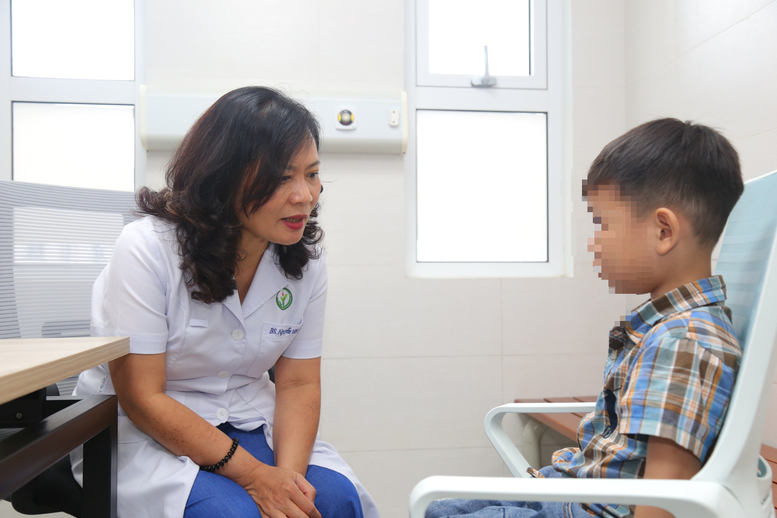 PGS.TS Nguyễn Việt Hoa thăm khám cho trẻ - Ảnh: VGP/HM
