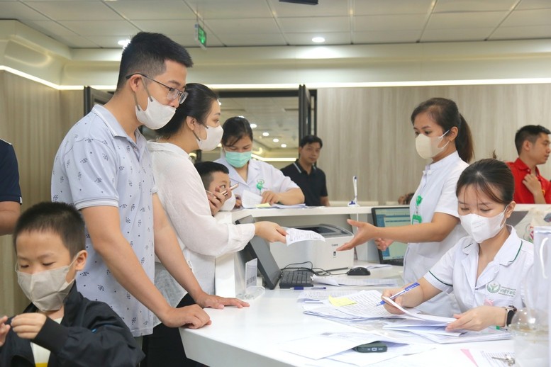 Hơn 200 trẻ đến thăm khám tại Bệnh viện Hữu nghị Việt Đức ngày 24/5 - Ảnh: VGP/HM