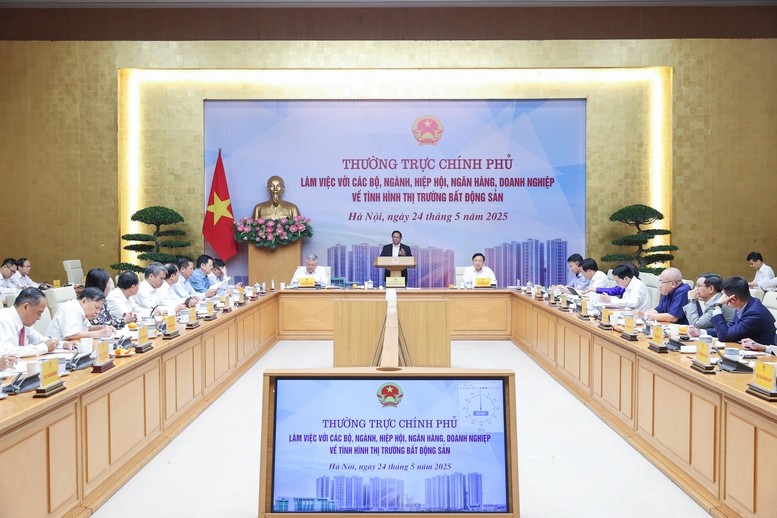 Thủ tướng nhấn mạnh phải quyết liệt xử lý các hành vi tạo giá ảo, đầu cơ, thao túng trục lợi trong đấu giá đất, lũng đoạn thị trường bất động sản, không để người dân bị lừa đảo - Ảnh: VGP/Nhật Bắc
