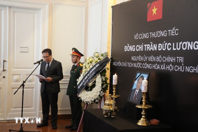 Đại sứ Việt Nam tại LB Nga Đặng Minh Khôi đọc điếu văn bày tỏ tiếc thương đối với nguyên Chủ tịch nước Trần Đức Lương. (Ảnh: Quang Vinh/TTXVN)