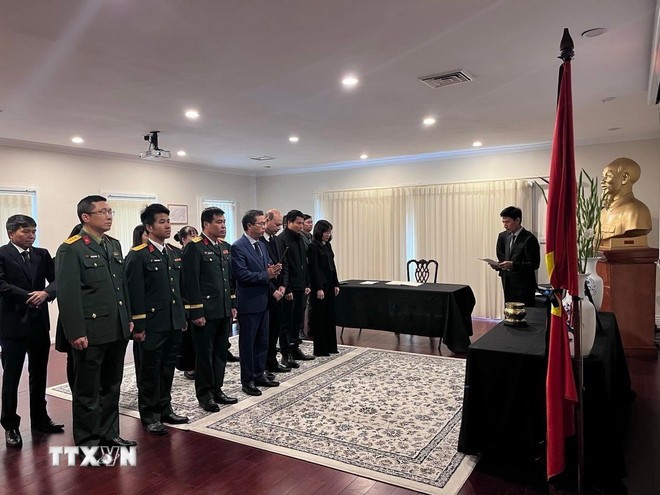 Đại sứ Phạm Hùng Tâm cùng tập thể cán bộ, nhân viên Đại sứ quán Việt Nam tại Australia, Tổng Lãnh sự quán Việt Nam tại Sydney, Tổng Lãnh sự Việt Nam tại Perth, các cơ quan bên cạnh như Quân vụ, Khoa học Công nghệ... dâng hương tưởng nhớ nguyên Chủ tịch nước Trần Đức Lương. (Ảnh: TTXVN phát)