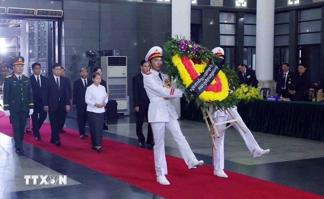 Đoàn đại biểu cấp cao Đảng Nhân dân Campuchia do Phó Chủ tịch Đảng Nhân dân Campuchia, Chủ tịch Hội đồng quốc gia mặt trận đoàn kết phát triển Tổ quốc Campuchia, Chủ tịch Hội Hữu nghị Campuchia-Việt Nam Men Sam An dẫn đầu đến viếng nguyên Chủ tịch nước Trần Đức Lương. (Ảnh: TTXVN)