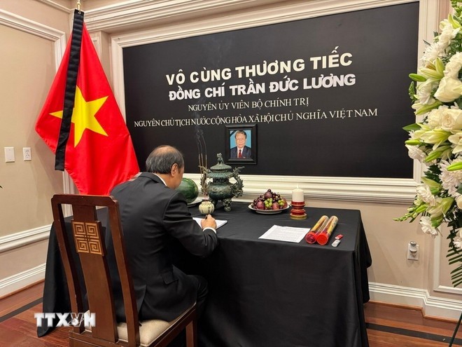 Đại sứ Việt Nam tại Mỹ Nguyễn Quốc Dũng ghi sổ tang. (Ảnh: Đoàn Hùng/TTXVN)