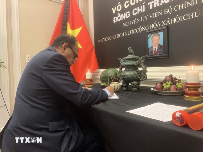 Đại sứ Timor-Leste tại Mỹ ghi sổ tang. (Ảnh: Ngọc Quang/TTXVN)