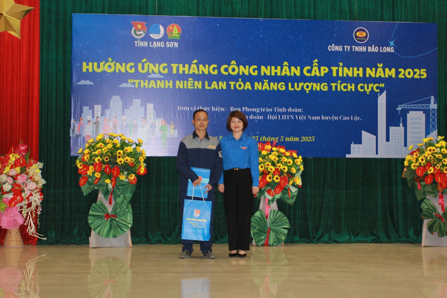 Đại diện Tỉnh đoàn tặng quà hỗ trợ công nhân Công ty TNHH Bảo Long có con mắc bệnh hiểm nghèo