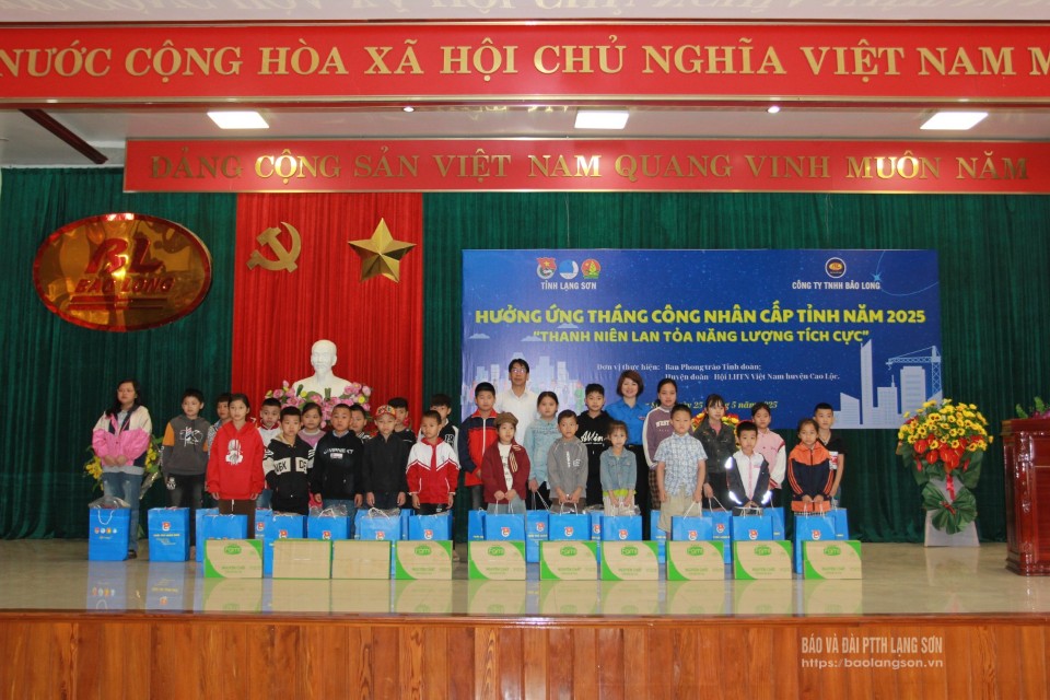 Đại diện Huyện ủy Cao Lộc, Tỉnh đoàn Lạng Sơn tặng quà thiếu nhi là con thanh niên công nhân