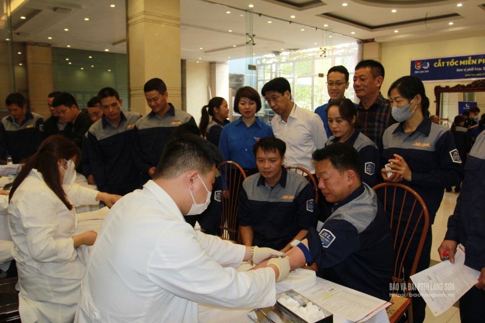 Công nhân được khám bệnh miễn phí