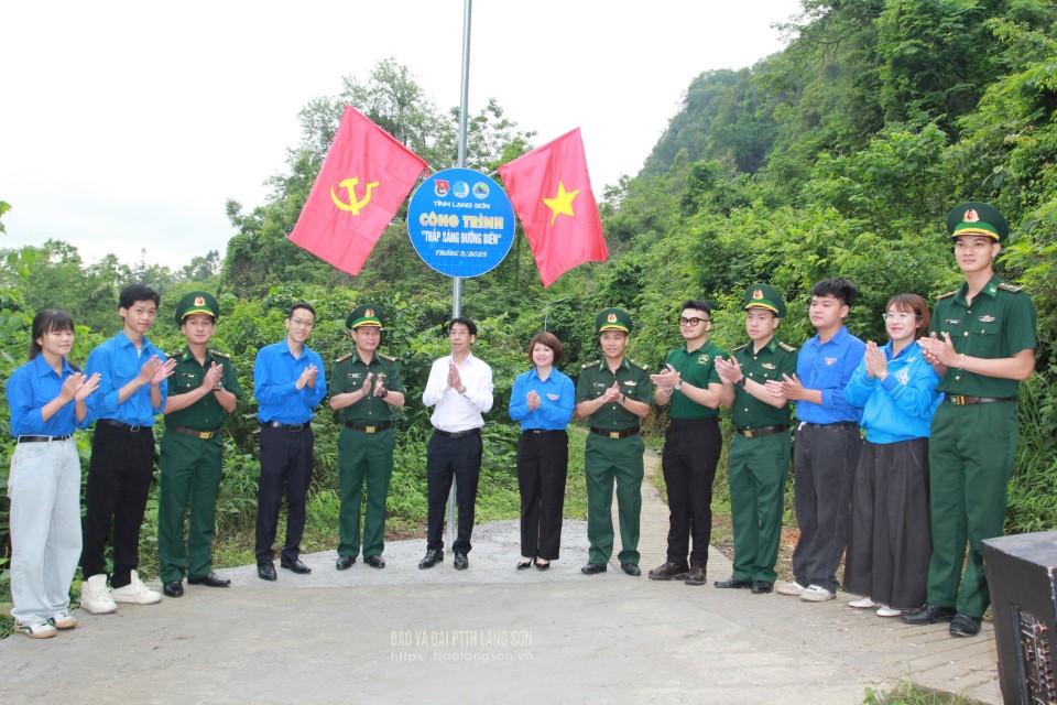 Đại diện các đơn vị khánh thành công trình “Thắp sáng đường biên” tại khu vực mốc 1112 - 1113, Cửa khẩu Quốc tế Hữu Nghị, huyện Cao Lộc