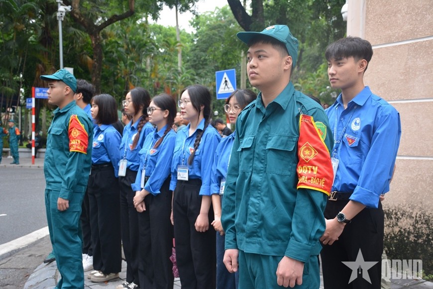 Đông đảo bạn trẻ có mặt tiễn biệt nguyên Chủ tịch nước Trần Đức Lương, người lãnh đạo có nhiều đóng góp quan trọng cho đất nước. Ảnh: HỒNG SÁNG