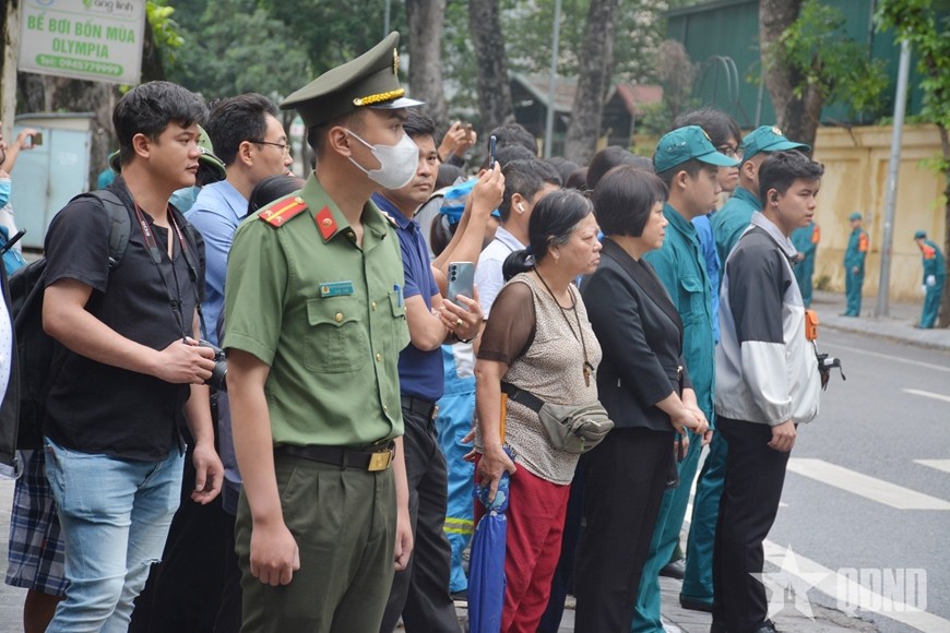 Nhiều người dân Thủ đô cũng đến tiễn biệt đưa nguyên Chủ tịch nước Trần Đức Lương. Ảnh: HỒNG SÁNG
